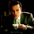 Мориарти пьет чай (Фото Гифки)